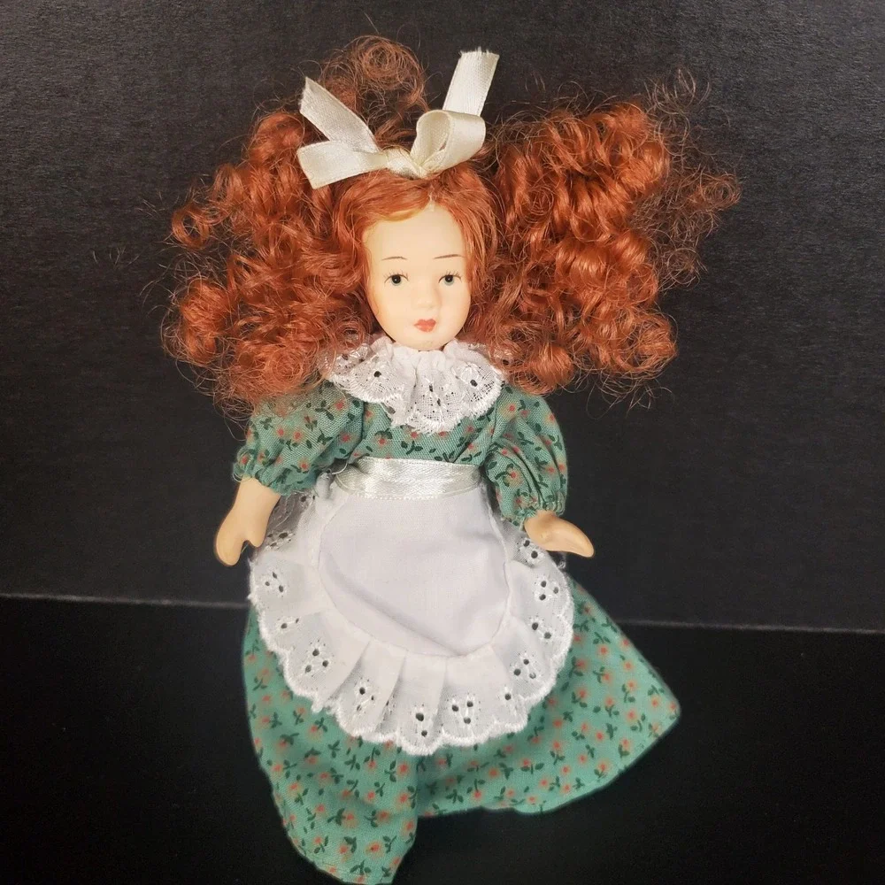 Vtg Leonardo Collection 1:12th Scale Red Head, Floral Dress,Pinafore Victorian‎